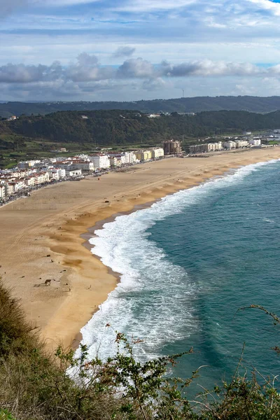 ポルトガルのナザレ市はサーフィンの象徴です 海岸線と町の上からの眺め 大きな波と観光地 風景写真 — ストック写真