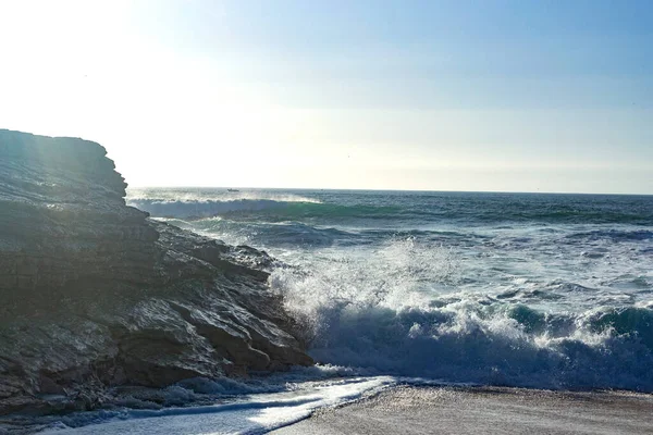 Побережье Португалии Является Лучшим Местом Отдыха Большие Волны Атлантическом Океане — стоковое фото
