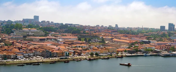 Porto 'nun ünlü tarihi şehri Portekiz. Eski kentin mimarisi. Avrupa 'daki Ribeira ve Douro nehrine seyahat.