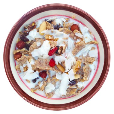 Beyaz arka planda izole edilmiş müsli kasesi. Diyet yemek..