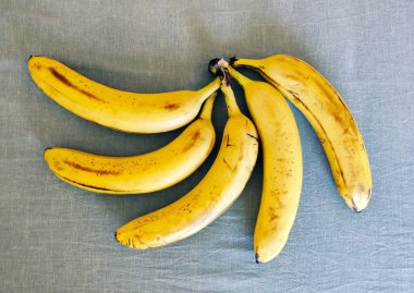 Olgun muzlar. Egzotik tropik sarı meyve. Muz sağlık ve refahın sembolüdür..