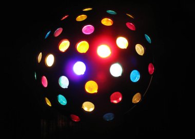 Siyah arka planda pop müzik ve disko için renkli disko topu