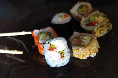 Geleneksel Japon yemekleri, suşi ve rulo.