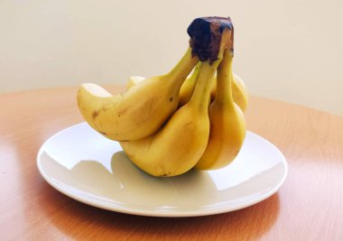 Olgun muzlar. Egzotik tropik sarı meyve. Muz sağlık ve refahın sembolüdür..