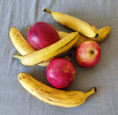 Olgun muzlar. Egzotik tropik sarı meyve. Muz sağlık ve refahın sembolüdür..