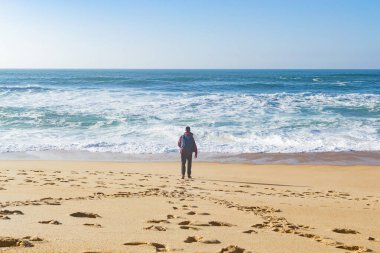 Altın bir kumsalda güzel okyanus dalgaları. Doğayla baş başa