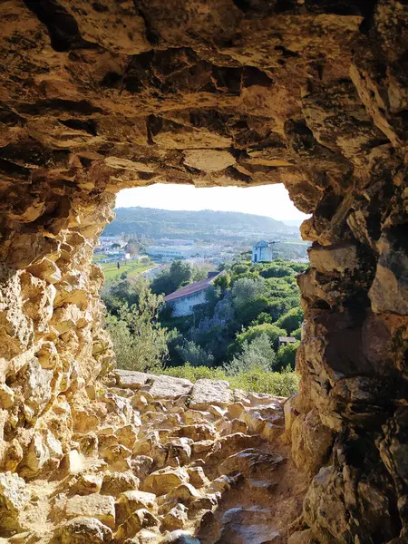 Widok Przez Okno Starożytnej Kamiennej Wieży Krajobraz Naturalny — Zdjęcie stockowe