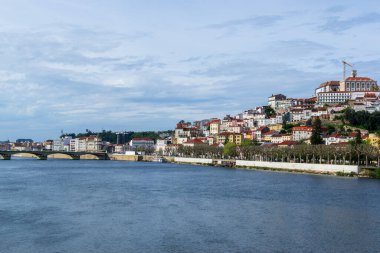 Portekiz 'in Coimbra şehrinin panoraması. Merkezin ve Mondego Nehri 'nin manzarası. Güzel Şehir Manzarası.