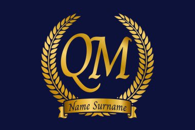 Baş harf Q ve M, defne çelengi ile QM monogram logo tasarımı. Kaligrafi yazı tipli lüks altın amblem.