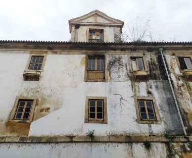 Alcobaca 'daki manastır, antik binalar ve mimari ayrıntılı dış