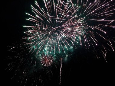 Gece gökyüzüne karşı muhteşem havai fişek gösterisi.