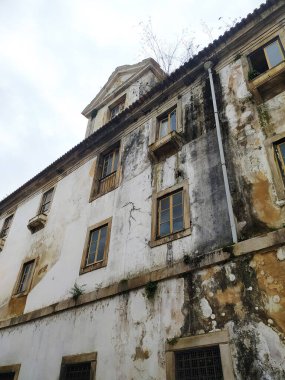 Alcobaca 'daki manastır, antik binalar ve mimari ayrıntılı dış