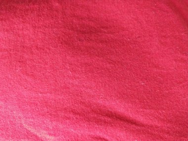 Canlı kırmızı kumaş dokusu var. Yakın çekim, zengin renkli ince dokuma sergiliyor. Tekstil tasarımı, moda blogları, web sitesi geçmişi ve reklamcılık için ideal.
