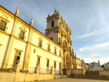 Altın saat görkemli bir Avrupa manastırını aydınlatıyor.