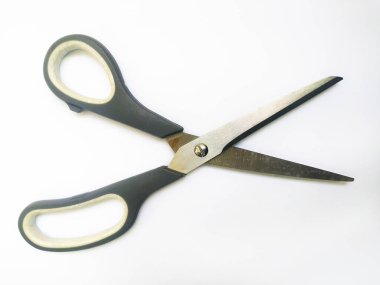 Basit, günlük makasın beyaz arka planda yakın plan görüntüsü. Temiz, minimalist bir görüntü kesim, hassasiyet ve yeni başlangıçlar öneriyor..