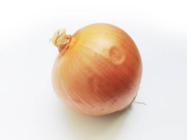Beyaz arka planda tek, olgun soğan. Mutfak, sağlık ve minimalist tasarımlar için mükemmel. Basit, temiz estetik tazeliği ve doğal iyiliği çağrıştırır..