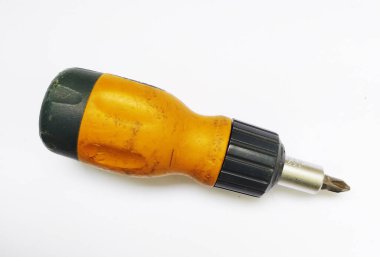 Beyaza izole edilmiş sarı ve siyah cırcırlı tornavidayı yakından çek. Aşınma belirtileri gösterir, tecrübe ve güvenilirlik belirtileri gösterir.