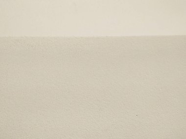 Yüksek çözünürlüklü beyaz bir duvarın görüntüsü, ince ikişerli bir etki yaratıyor. Arkaplan, web sitesi tasarımı veya projelerinize minimalist bir dokunuş eklemek için mükemmel.