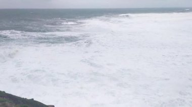 Fırtınalı bir günde çalkantılı okyanus suları köpük ve köpük üretir. Güçlü dalgalar deniz manzarasına çarparak doğayı ifade edebilir. Zorluk ya da özgürlük temaları için kullan