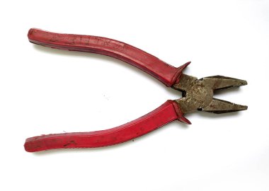 Beyaz arka planda yıpranmış kırmızı saplı pense. Sıkı çalışma, esneklik ve DIY projelerinin sembolü. Tamir, inşaat ya da el işçiliği kavramlarını göstermek için mükemmel..
