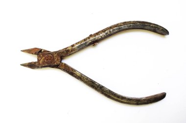 Kırsal, eski metal kerpeten beyaza izole edilmiş. Sanatçılık, onarım, vintage aletler veya zaman geçişi için mükemmel bir kavram..