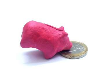 Avro parasının yanındaki pembe kumbara tasarruf, finans ve yatırımı sembolize ediyor. Tasarruf, ekonomi ve finansal planlama kavramlarını resmetmek için mükemmel.