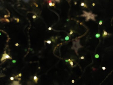 Sıcak ve serin ışıklardan oluşan büyüleyici bir bokeh, bayram veya şenlik tasarımları için mükemmel. Projelerinize sihirli bir dokunuş eklemek için arkaplan, kaplama ya da doku olarak kullanın.