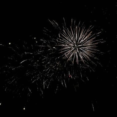 Sersemletici havai fişek gösterisi karanlık bir gece gökyüzünde patlıyor, canlı ve dinamik bir sahne yaratıyor. Kutlama etkinlikleri, etkinlik promosyonları ya da herhangi bir tasarıma şenlikli bir dokunuş için mükemmel..