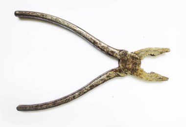 Paslı pense beyaza izole edilmiş. Çok çalışmayı, dayanıklılığı ve zamanın akışını sembolize eden yıpranmış bir alet. Sanatçılık, DIY, onarım veya endüstriyel tasarım kavramları için mükemmel..