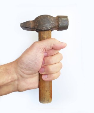 Yıpranmış, eski bir pençe çekicini sıkıca kavrayan bir elin yakın çekimi. Görüntü zanaat, DIY projeleri ve el işçiliği temaları çağrıştırıyor.