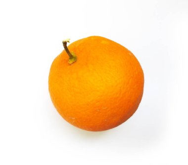 Canlı, tek bir portakal, parlak ve sulu dokusunu gösteren temiz beyaz bir zeminde oturur. Sağlık, tazelik ve doğal iyilik kavramları için mükemmel..