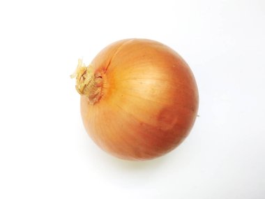 Tek bir sarı soğan el değmemiş beyaz bir zeminde oturur..