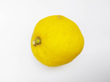 Canlı sarı turunçgil meyvesi, beyaza izole edilmiş. Yemek blogları, sağlık siteleri ya da ferahlatıcı yaz tasarımları için mükemmel. Tazelik ve lezzeti aktaran basit ama çarpıcı bir görüntü..