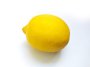 Beyaz üzerine izole edilmiş canlı sarı limon. Yemek blogları, yemek tarifleri, sağlık durumu ya da ferahlatıcı yaz temaları için mükemmel. Tazeliği, zevki ve C vitaminini temsil eder. Temiz, minimalist tarzda..