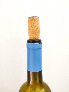 Mantarlı bir şarap şişesine yakın çekim. Basit, zarif, kutlama, rahatlama ya da şarap yapma gibi kavramlar için kullanılıyor. Yiyecek, içecek ve yaşam tarzı içeriğine uygundur.