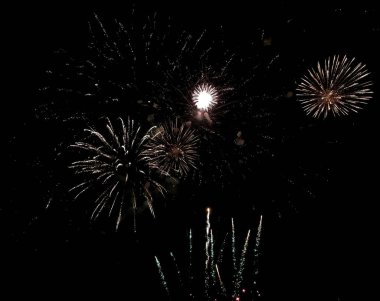 Karanlık bir gece gökyüzüne karşı patlayan muhteşem havai fişek gösterisi. Kutlama teması, bayram teması ya da etkinlik tanıtımı için mükemmel..