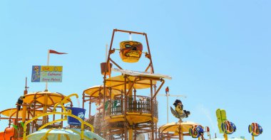 ANTALYA, TURKEY - 11 Haziran 2016: Korsan temalı renkli su parkı yapısı. Oyun alanına su döken kafatası kovaları. Seyahat, eğlence ya da aile temalı içerik için mükemmel.