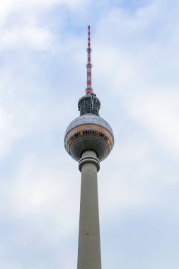 BERLİN, GERMANY - 28 ARALIK 2019: Bulutlu bir gökyüzüne karşı kırmızı ve beyaz kuleli telekomünikasyon kulesi. Yeniliğin, teknolojinin ve turizmin simgesi. Düzenleyici kullanımı.