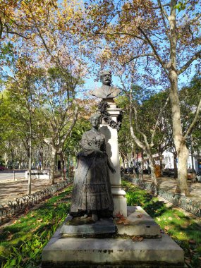 LISBON, PORTUGAL - 04 ARALIK 2024: Sonbahar ağaçlarının altındaki bir parkta önemli figürlerin heykeli. Editör kullanımı. Seyahat, kültür, tarih. Bronz heykeller.