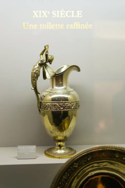 PARIS, FRANCE - 31 Aralık 2019: heykeltraş saplı gümüş sürahi, bir müze sergisinde sergilendi. 19. yüzyıl zarafeti, Avrupa sanatı.