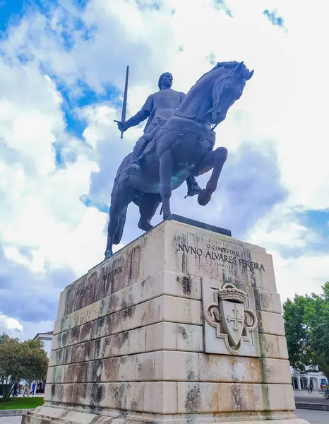 BATALHA, PORTUGAL - 10 Haziran 2023: Binicilik heykeli tarihi bir figürü bulutlu gökyüzüne karşı kılıç ile tasvir ediyor. Tarih, seyahat ve kültürel makaleler için editoryal kullanım.