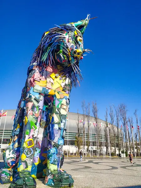 LISBON, PORTUGAL - 17 HAZİRAN 2025: Geri dönüşümlü malzemelerden yapılmış Lynxstyle sanat kurulumu. Çevresel farkındalık, sürdürülebilir uygulamalar ve yaratıcı yeniden kullanım temaları.