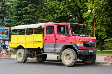 YAREMCHE, UKRAINE - 16 Ağustos 2017: kırmızı ve sarı turist kamyonu, off-road maceraları için modifiye edildi. Dağlık bölgelerde seyahat ve ulaşım kavramı.
