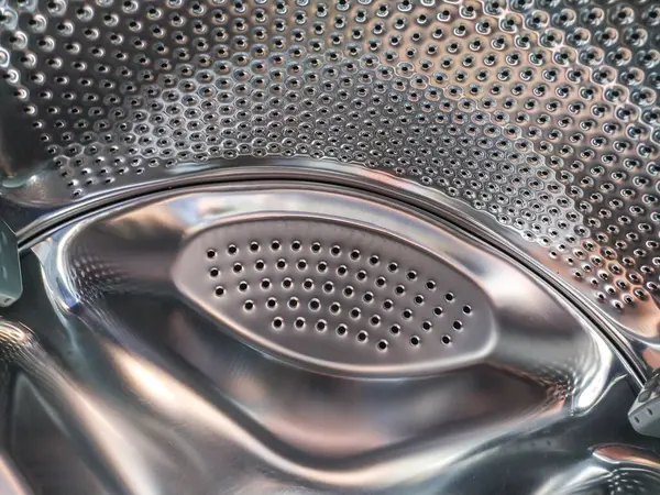 Metal bir davulun soyut, parlak iç kısmı. Temizliği, rutini ya da teknolojik hassasiyeti temsil eder. Döngü, hijyen veya evcillik kavramları için kullan.