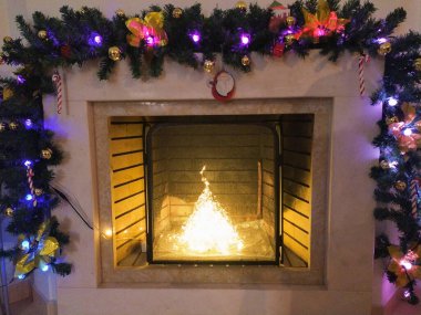 Parlak közleri olan, neşeli çelenkler, ışıklar ve baston şekerlerle süslenmiş samimi bir Noel şöminesi sahnesi. Tatil kartları, web siteleri ya da ev projeleri için mükemmel.