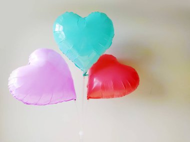 Renkli kalp şeklinde balonlar sevgi, neşe ve kutlama iletir. Sevgililer Günü için ideal, düğünler, partiler, ya da sevgi ve mutluluğu kutlayan herhangi bir olay için..