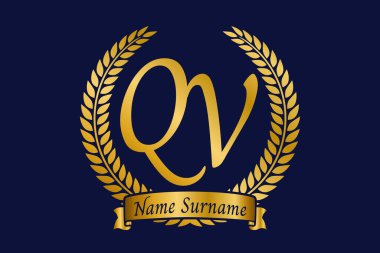 Q ve V harfleri, defne çelenkli QV monogram logo tasarımı. Kaligrafi yazı tipli lüks altın amblem.