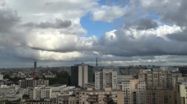Paris Şehri 'nden 8k Timelapse. Hareketli bulutlu Eyfel Kulesi manzaralı. Yüksek kalite 8K görüntü.