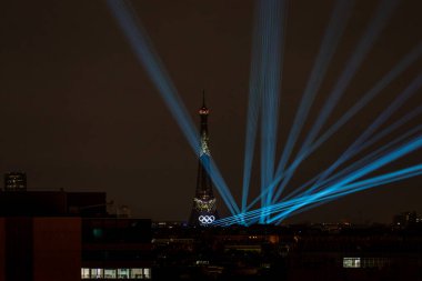Olimpiyat Oyunları Açılış Töreni için Eyfel kulesinin lazer ışığı gösterisi. Yüksek kalite fotoğraf