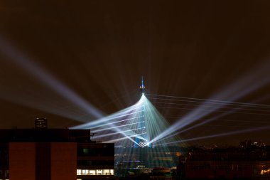 Olimpiyat Oyunları Açılış Töreni için Eyfel kulesinin lazer ışığı gösterisi. Yüksek kalite fotoğraf